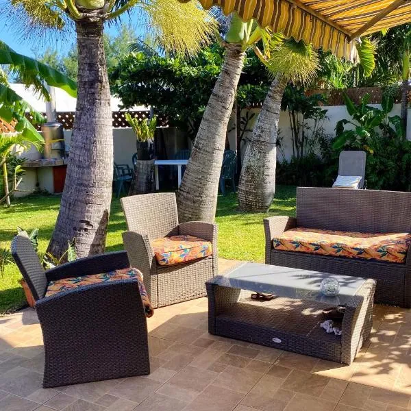 Chalet charmant à Saint-Joseph avec terrasse et jardin, hotel v destinaci Saint-Joseph