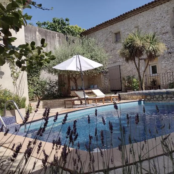 La Maison Des Autres, piscine chauffée, chambres d'hôtes proches Uzès, Nîmes, Pont du Gard, hotel in Moulézan