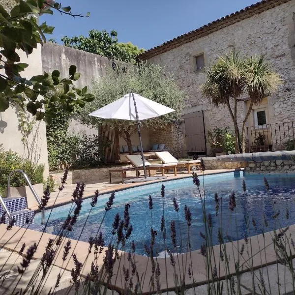 La Maison Des Autres, piscine chauffée, chambres d'hôtes proches Uzès, Nîmes, Pont du Gard, hotel in Dions