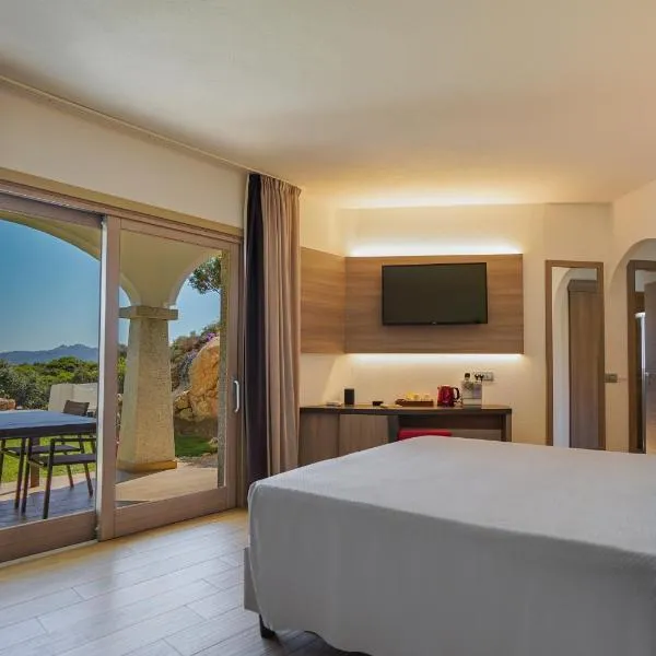 Your lovely and elegant home with garden sea view, hotel v destinaci La Maddalena