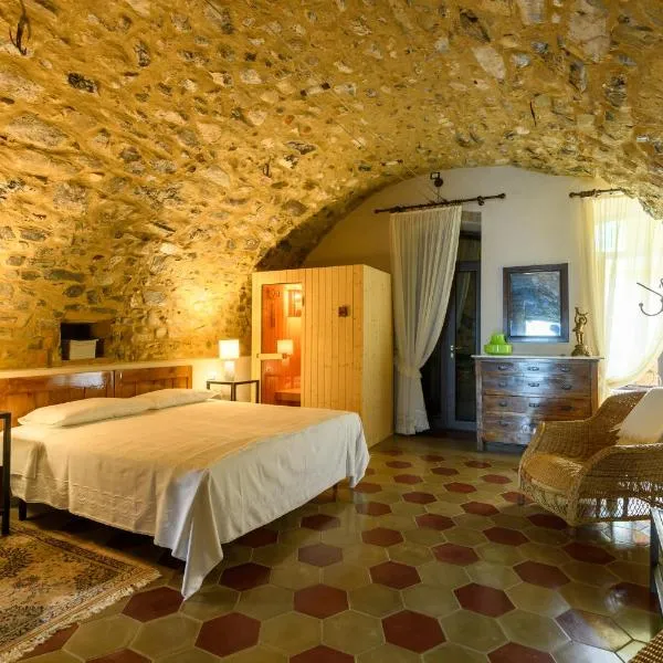 Residenza di Prestigio In Riva al Lago Marone LOFT, hotelli kohteessa Marone