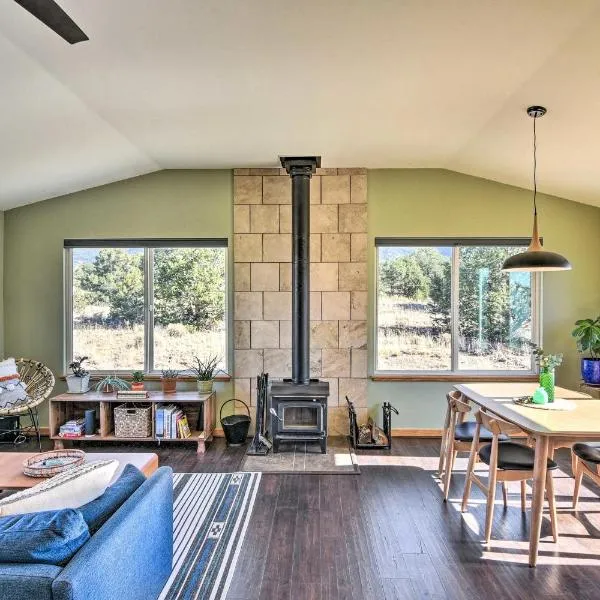 Cozy Remote Retreat • Mountain Views • Stargazing, hôtel à Crestone