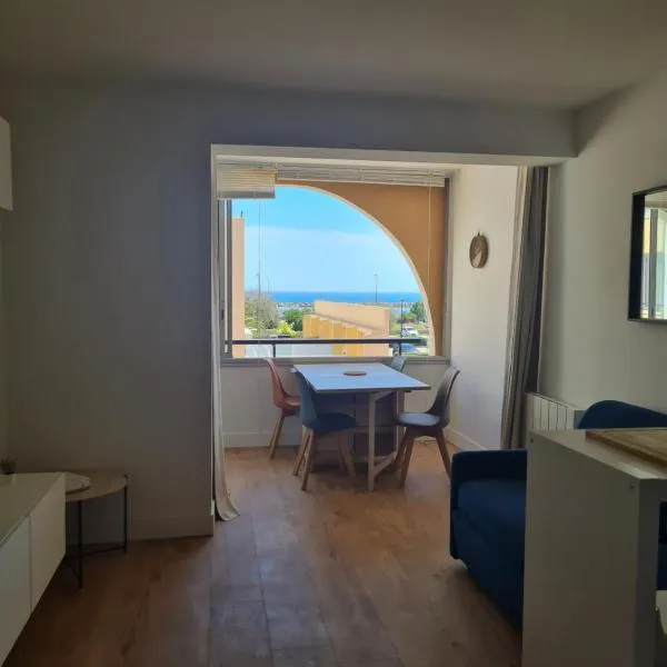 Magnifique studio à deux pas de la plage parking, hotel in Sète