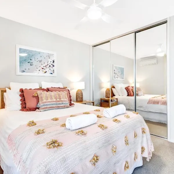 Central Kings Beach 2 BR APT w Pool and Spa access, hotel in Caloundra