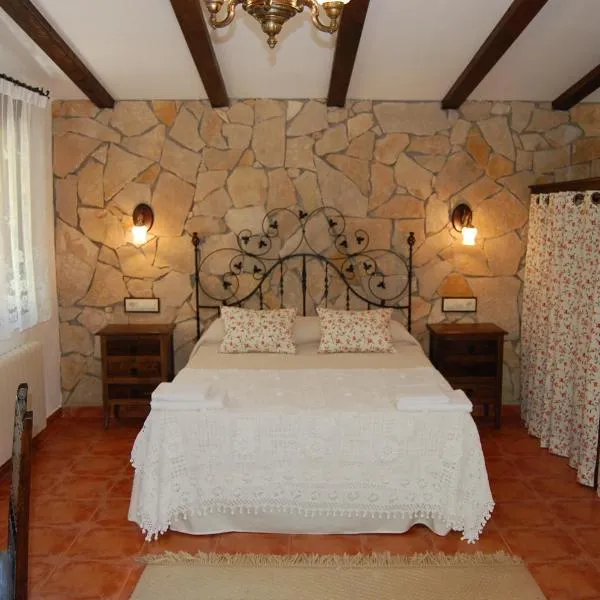 Casa Rural Los Nogales, отель в городе Касас-де-Ласаро