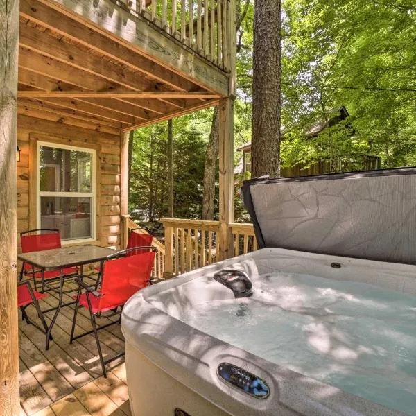 Private Hot Tub, Yard: Pet-Friendly Whittier Cabin, hotel in Whittier