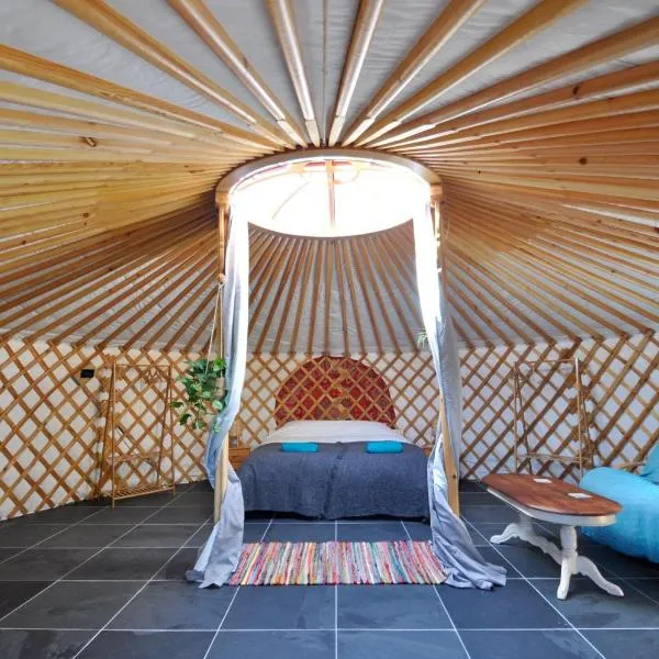 Spacious heated Yurt with Hot tub, 5 mins to beach, hotel v destinaci Bow Street
