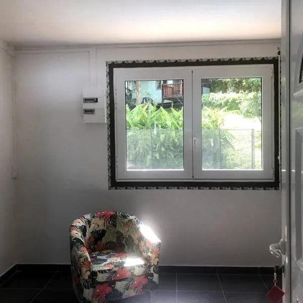 Studio cosy avec piscine, hotel in Saint-Joseph