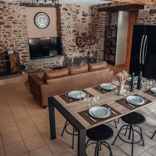 maison quartier médiéval au pied du château FOUGERES, hotel em Fougères