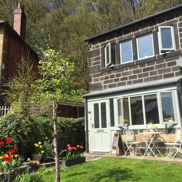 Calderside Cottage (2 BDR Central Hebden Bridge), viešbutis mieste Hebden Bridge