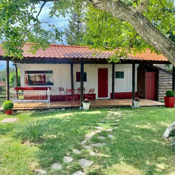 Mobilhome sous chalet en bois à la ferme, khách sạn ở Josnes