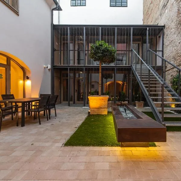 r12 Apartments, hotel v Győru