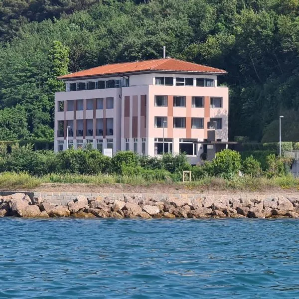Hotel Oleander - Oleander Resort: Strunjan şehrinde bir otel