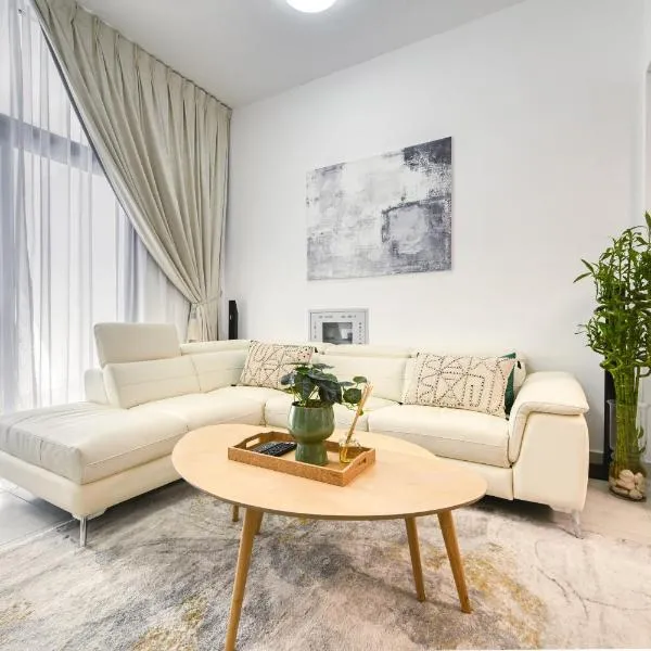Urban 1BR at Binghatti Stars Dubai Silicon Oasis by Deluxe Holiday Homes, hotel in Dubai