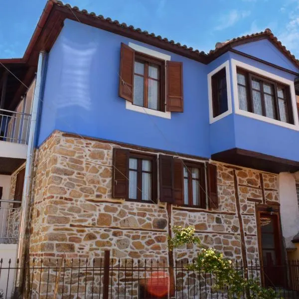 Renovated Old Manor House With Yard, hotel v destinaci Arnaía