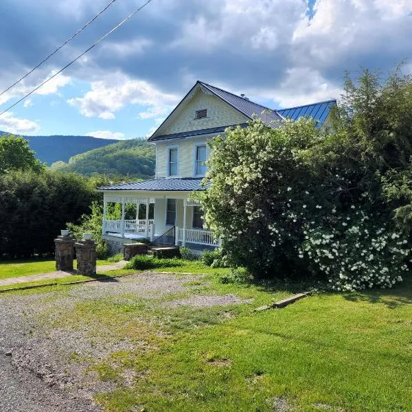 BaseCampWV-Durbin. Spacious 4 bedroom house w/yard, hotel v destinaci Durbin