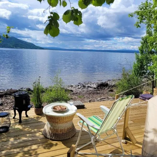 Unique Glamping on the beach 35 min from Oslo, hotel v destinaci Nes