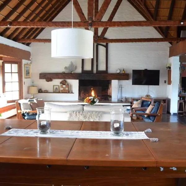 Divina casa en Carrasco con piscina、モンテビデオのホテル
