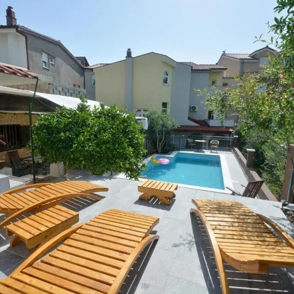 Villa Vlade- from the heated pool to the beach in 1 minute, hotel a Jesenice