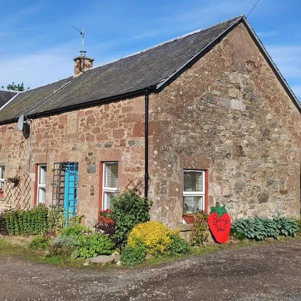 Berry View - Idyllic cosy cottage on berry farm, hotel v destinaci Blairgowrie