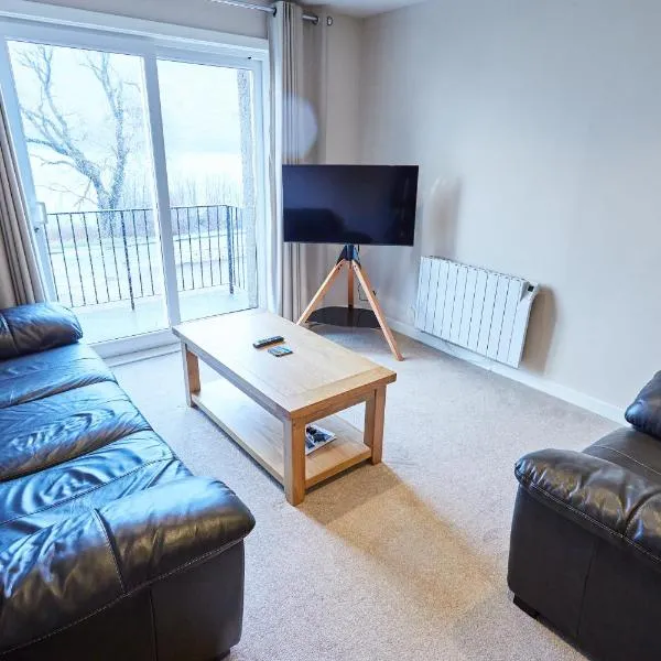 Etive, Beautiful Lochside Apartment with balcony, hotel v destinaci Fort William