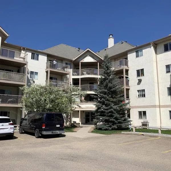 Chris Cozy Condo Commonwealth #205 Edmonton, hotel v destinaci Edmonton