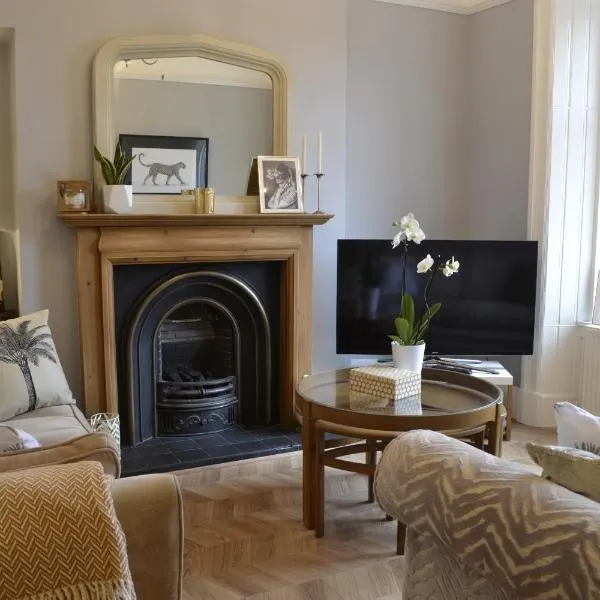 Stunning Period Townhouse with Garden, Walking Distance to Town, ξενοδοχείο σε Ντάμφρις