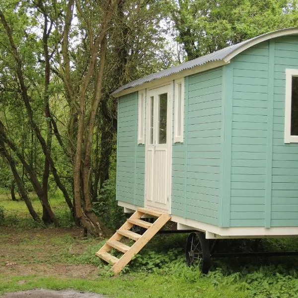 The Tawny Shepherd Hut, Whitehouse Farm, hotel in Stowmarket