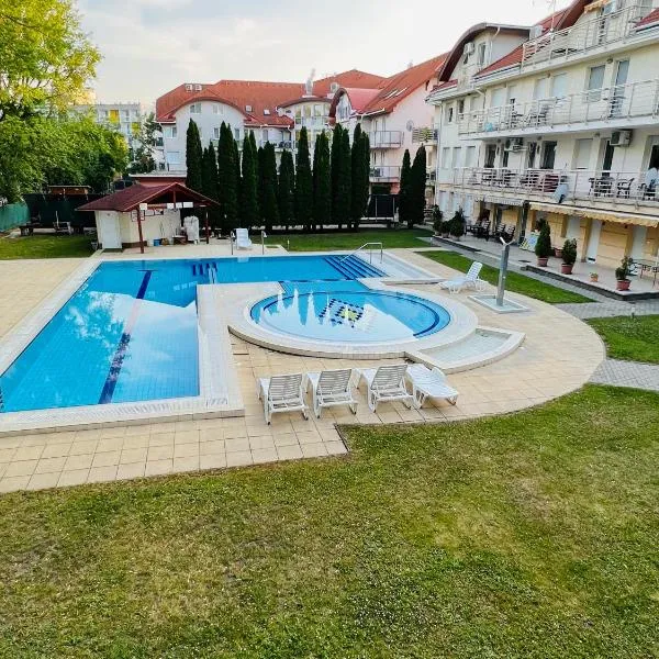 Elit Medencés Apartman Hajdúszoboszló, hotel in Hajdúszoboszló