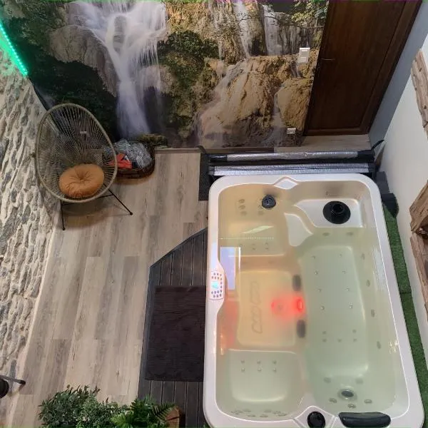 Petite maison chaleureuse avec jacuzzi privatif, hotel in Mâlain