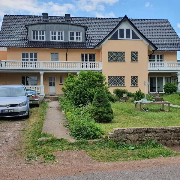BIO-Bauernhof Rhön, hotel in Schleid