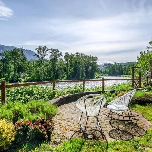 Riverfront Paradise w/ Hot Tub--Little River House: Gold Bar şehrinde bir otel