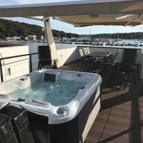 Floating House VARONI, hotel v destinaci Pula
