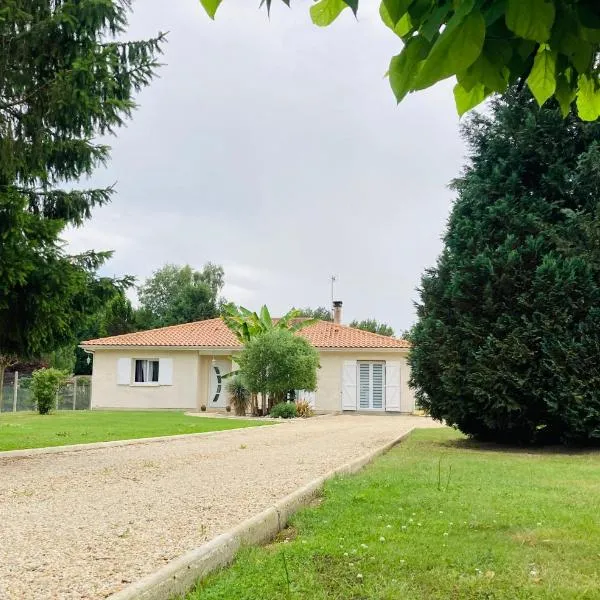 Maison familiale avec jardin de 1500m2, hotel in Marcenais