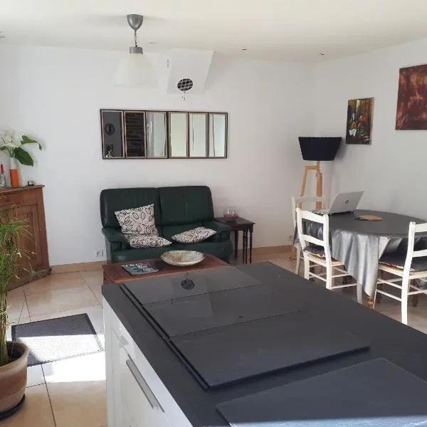 Maison très calme plein centre ville jardin, hotel v destinaci Moëlan-sur-Mer