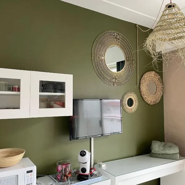 La Room: seaside apartment + terrace + parking, hôtel à Menton
