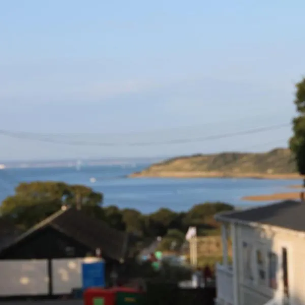 luxury new 3 bed caravan with stunning sea view on private beach in Thorness bay, hotel en Calbourne