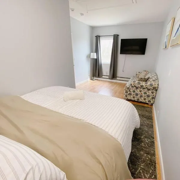 Private Apt King Suite, L.I, NY-Hamptons to NYC, Hotel in Coram