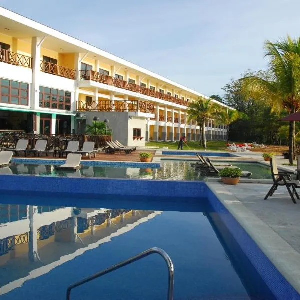 Playa Tortuga Hotel and Beach Resort: Bocas Town şehrinde bir otel