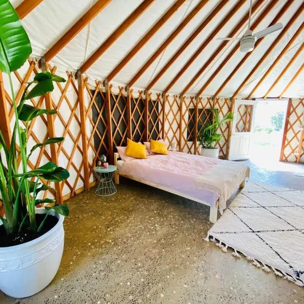 Byron Bay Hinterland Eco-Retreat Ivory Yurt, hotel in Minynon