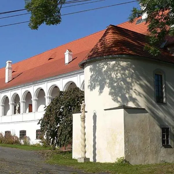 Zámek Mokrosuky, hotell i Krutěnice