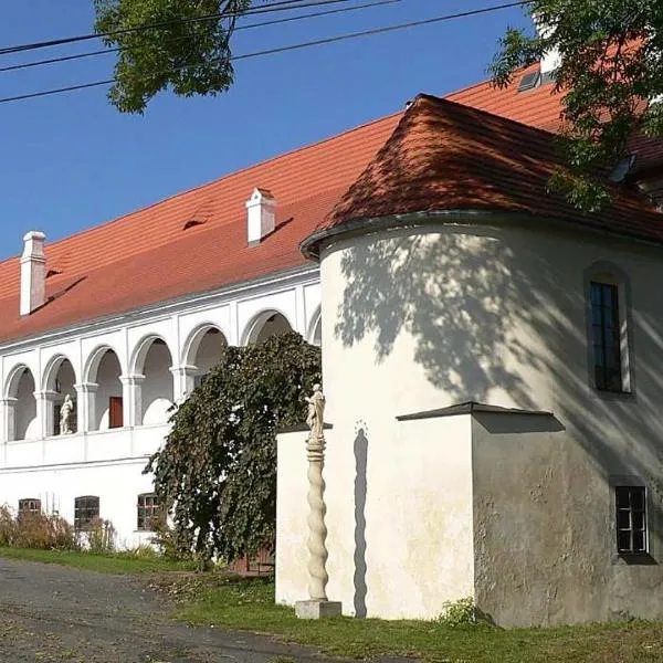 Zámek Mokrosuky – hotel w mieście Mokrosuky
