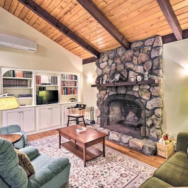 Spacious Bartlett Home with Fireplace and Kitchen, hotel v destinaci Bartlett