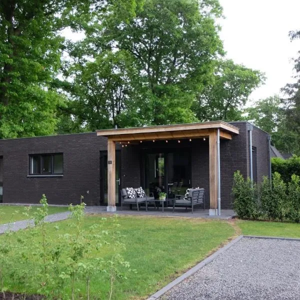 The White Oak - Luxe 4 persoons bungalow met prive sauna, hotell i Voorthuizen