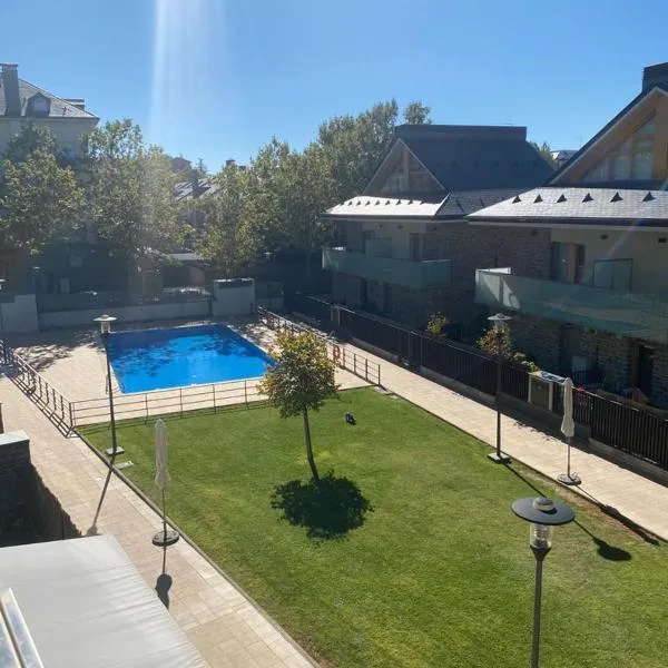 Casa nueva en la ciudadela con piscina, hotel in Fraginal