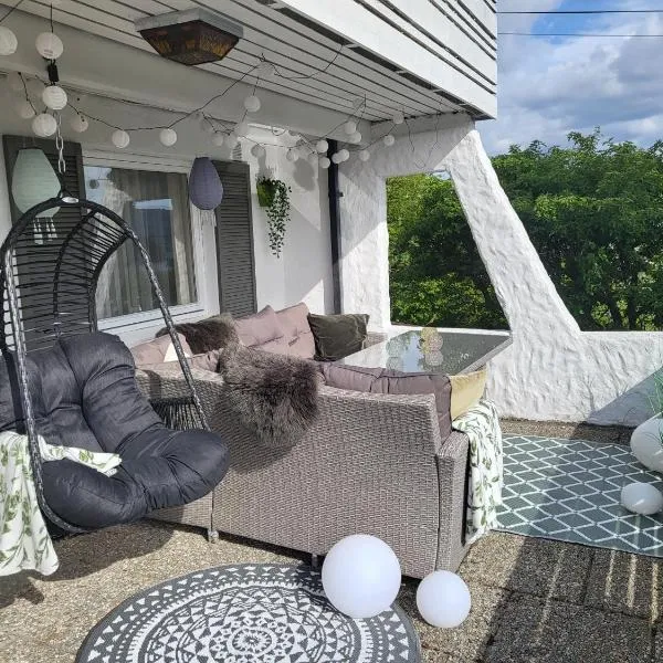 Bergen Apartment with Fjord View, hótel í Rong