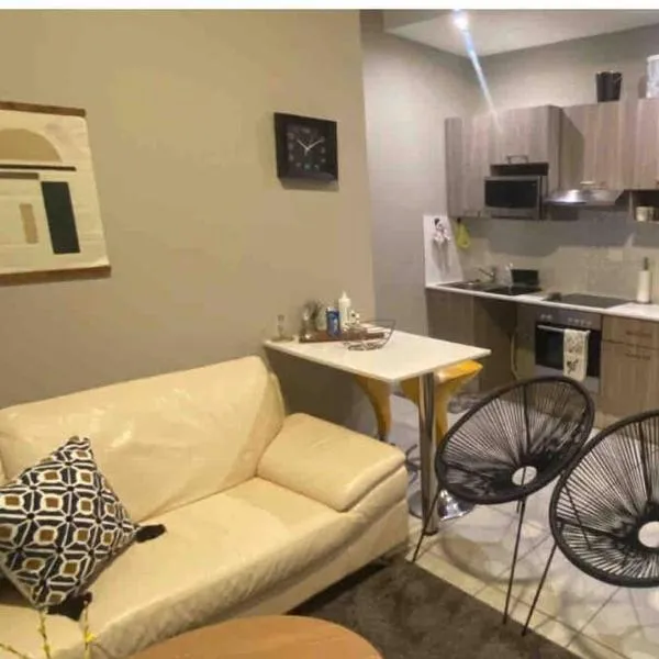 Stylish Dante’s 1-bedroom condo free Wifi & Cinema, hotel v destinaci Johannesburg