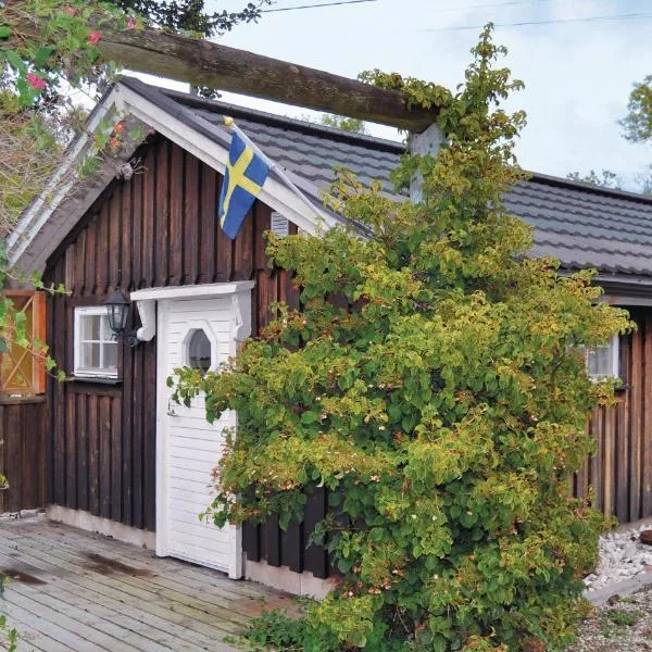 Gorgeous Home In Lrbro With Kitchen, viešbutis mieste Fårösund