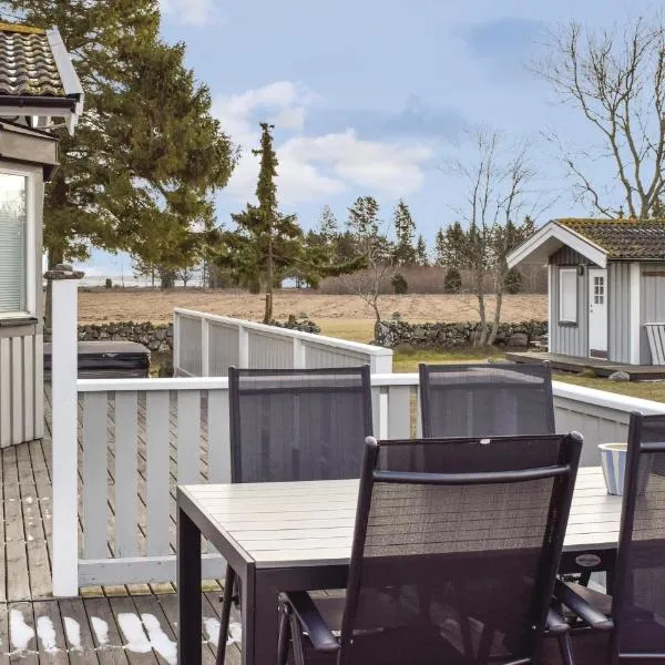 Awesome Home In Lttorp With Wifi, hotel en Löttorp