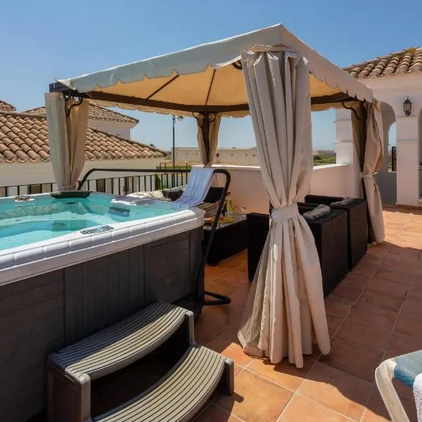 Luxury Spa and golf villa Denton, hotel in Las Armeras